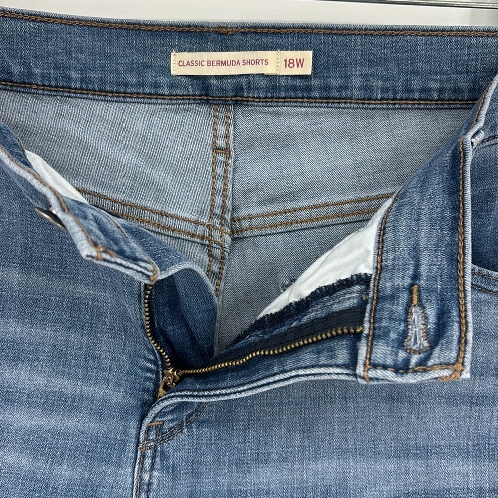 Levi's Classic Bermuda Jean Shorts Women’s Plus Size 18W in EUC! - Picture 5 of 7